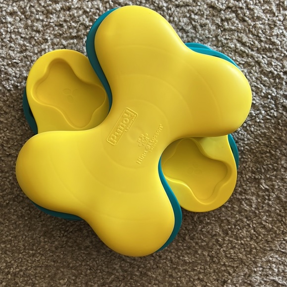 Outward Hound Nina Ottosson Dog Tornado Blue/Yellow Puzzle Game Pet Treat Toy - Picture 3 of 6